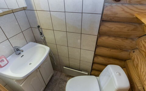 Niinimökki: Siège De Toilette, Lavabo, Luminaire Plomberie, Toilette, Salle De Bains, Évier, Sol, Sol, Robinet, Plomberie