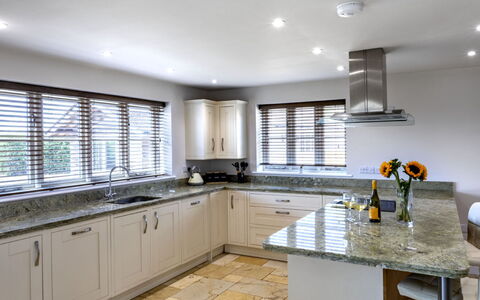 The Farmhouse at Rusty Lane Farm: Design Intérieur, Meubles, Sol, Comptoir, Cuisine, Bois, Cabinetry, Plafond, Domicile, Sol