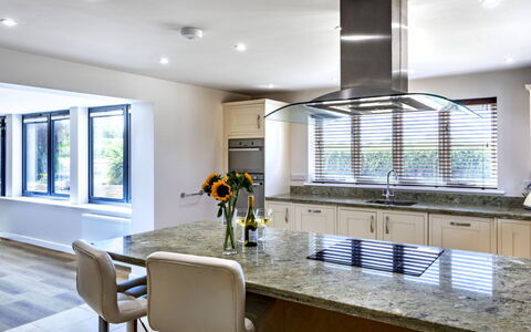 The Farmhouse at Rusty Lane Farm: Meubles, Cuisine, Design Intérieur, Comptoir, Sol, Appareil De Cuisine, Cabinetry, Bois, Plafond, Sol