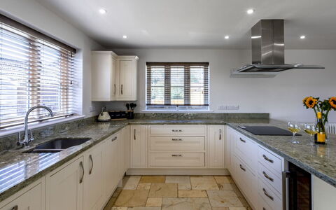 The Farmhouse at Rusty Lane Farm: Cuisine, Comptoir, Cabinetry, Design Intérieur, Sol, Bois, Meubles, Domicile, Sol, Plafond