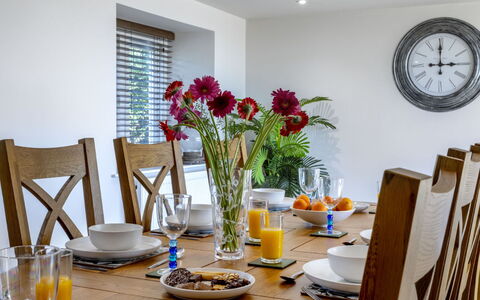 The Farmhouse at Rusty Lane Farm: Meubles, Vaisselle, Design Intérieur, Table, Salle À Manger, Bois, Chaise, Table Cuisine Et Salle A Manger, Textile, Vaisselle