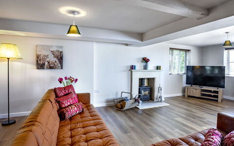 The Farmhouse at Rusty Lane Farm: Meubles, Design Intérieur, Sol, Canapé, Mur, Sol, Bois, Salon, Pièce, Plafond
