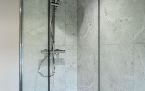 The Farmhouse at Rusty Lane Farm: Luminaire Plomberie, Douche, Tete De Douche, Salle De Bains, Porte De Douche, Plomberie, Panneau De Douche, Bar De Douche, Tuile