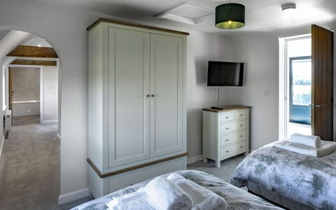 The Farmhouse at Rusty Lane Farm: Design Intérieur, Sol, Sol, Chambre, Bois, Lit, Meubles, Plafond, Pièce, Éclairage