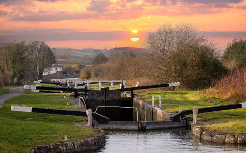 The Farmhouse at Rusty Lane Farm: Voie Navigable, Cours D'Eau, Paysage, Canal, Banque, Canal, Pont, Rivière, Réflexion, Réservoir
