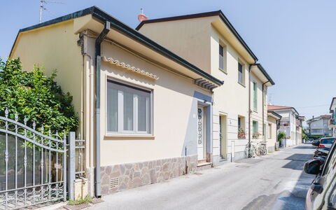 Contemporary House: Mur, Bâtiment, Fenêtre, Surface De La Route, Zone Résidentielle, Quartier, Façade, Maison, Architecture, Ville
