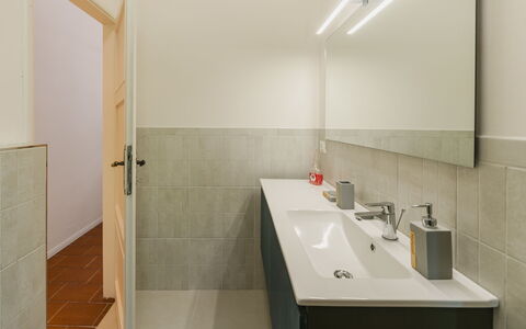 Contemporary House: Sol, Mur, Design Intérieur, Sol, Luminaire Plomberie, Plafond, Lavabo, Salle De Bains, Évier, Robinet