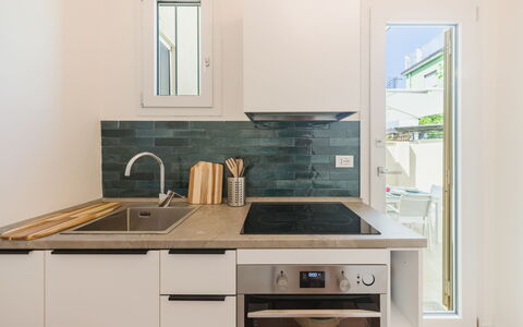 Contemporary House: Cuisine, Comptoir, Appareil De Cuisine, Sol, Design Intérieur, Principaux Appliance, Bois, Cabinetry, Sol, Meubles