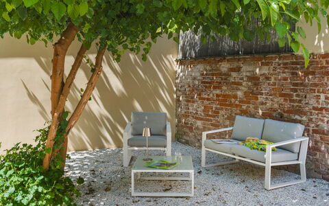 Contemporary House: Meubles, Mobilier De Jardin, Chaise, Jardin, Couverture De Sol, Ombre, Banc, Accoudoir, Arrière-Cour