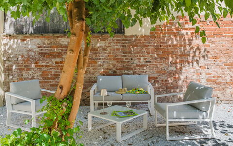 Contemporary House: Meubles, Mobilier De Jardin, Chaise, Jardin, Tableau De Plein Air, Accoudoir, Patio, Ombre, Arrière-Cour