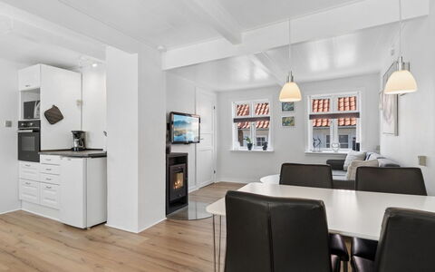 Jasper - 100M from the Sea: Meubles, Design Intérieur, Sol, Sol, Plafond, Canapé, Bois, Parquet, Pièce, Salon