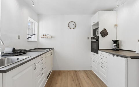 Jasper - 100M from the Sea: Comptoir, Cuisine, Sol, Cabinetry, Design Intérieur, Meubles, Bois, Sol, Appareil De Cuisine, Principaux Appliance