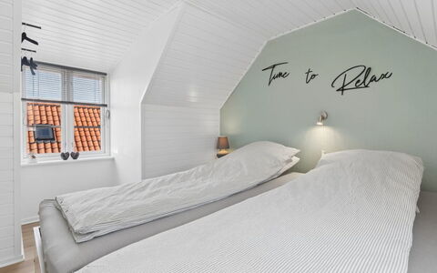 Jasper - 100M from the Sea: Chambre, Lit, Literie, Drap De Lit, Design Intérieur, Cadre De Lit, Sol, Linge, Plafond, Oreiller