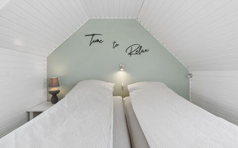Jasper - 100M from the Sea: Chambre, Lit, Sol, Bois, Design Intérieur, Literie, Drap De Lit, Sol, Plafond, Linge