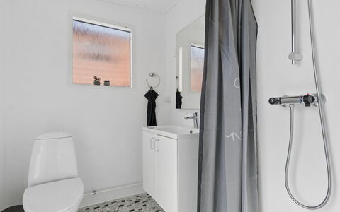 Jasper - 100M from the Sea: Luminaire Plomberie, Sol, Sol, Design Intérieur, Salle De Bains, Toilette, Plomberie, Plafond, Siège De Toilette, Évier