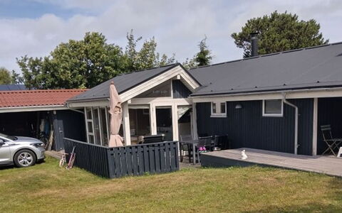 Meike - 750M from the Sea: Toit, Maison, Domicile, Siding, Chalet, Ombre, Cour, Biens, Arrière-Cour, Batiments Jardin