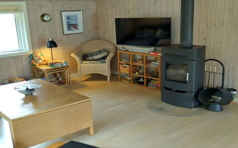 Meike - 750M from the Sea: Sol, Bois, Sol, Parquet, Meubles, Design Intérieur, Tache De Bois, Pièce, Dur, Revêtement De Sol Stratifié