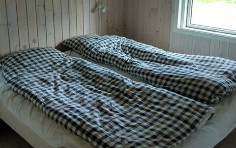 Meike - 750M from the Sea: Chambre, Meubles, Lit, Bois, Drap De Lit, Literie, Linge, Sol, Sol, Cadre De Lit