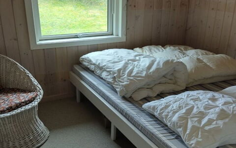 Meike - 750M from the Sea: Bois, Chambre, Lit, Drap De Lit, Sol, Meubles, Literie, Sol, Design Intérieur, Cadre De Lit