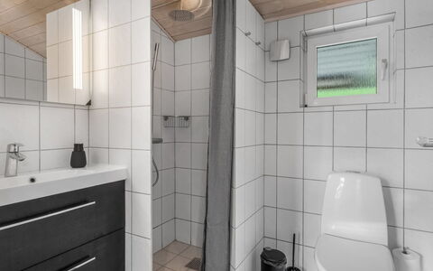 Tian - 1Km from the Sea: Lavabo, Sol, Luminaire Plomberie, Évier, Salle De Bains, Design Intérieur, Sol, Bois, Robinet, Toilette