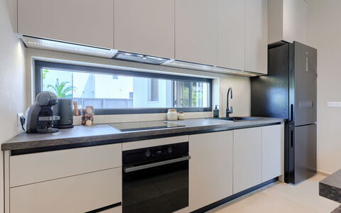 Riata: Cuisine, Appareil De Cuisine, Comptoir, Design Intérieur, Bois, Principaux Appliance, Sol, Cabinetry, Électroménager, Éclairage