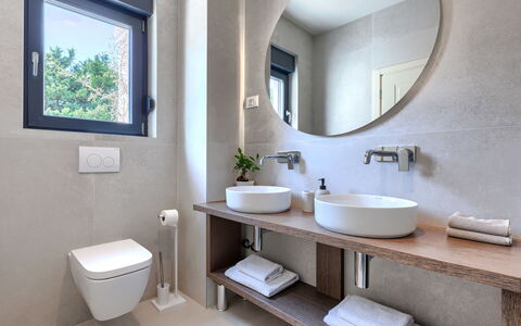 Riata: Salle De Bains, Luminaire Plomberie, Sol, Mur, Design Intérieur, Évier, Lavabo, Sol, Robinet, Miroir