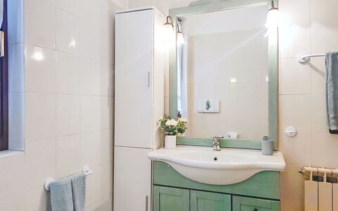 Casa Burli: Lavabo, Luminaire Plomberie, Salle De Bains, Design Intérieur, Évier, Sol, Armoire De Toilette, Miroir, Robinet, Sol