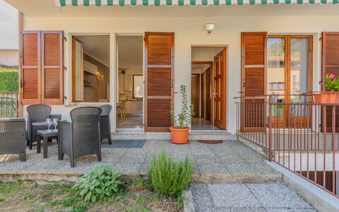 Casa Burli: Porte, Sol, Appartement, Balcon, Plante D'Appartement, Tache De Bois, Pot De Fleur, Porche, Ombre, Dur