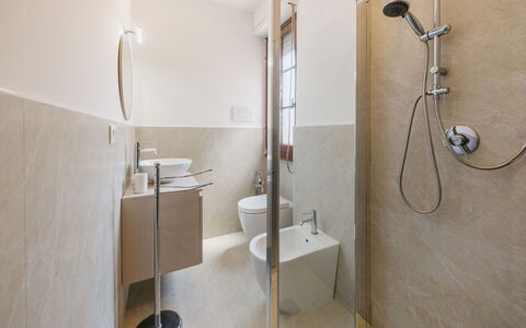 La Casa di Margot: Sol, Salle De Bains, Sol, Mur, Luminaire Plomberie, Design Intérieur, Toilette, Plafond, Plomberie, Éclairage