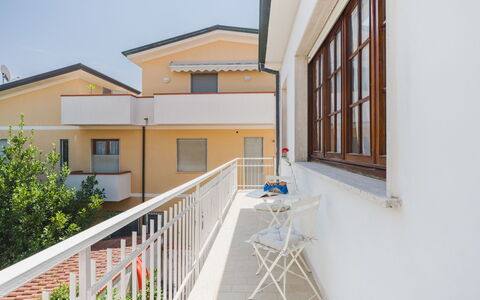 La Casa di Margot: Sol, Zone Résidentielle, Porte, Domicile, Appartement, Balcon, Composite, Tache De Bois, Moulage, Porche