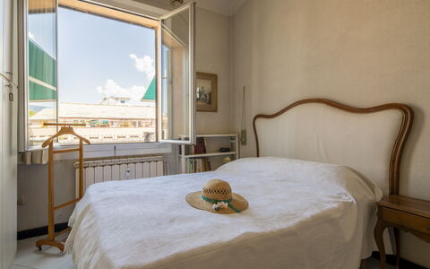 La Terrazza in Centro, Genova: Chambre, Design Intérieur, Lit, Drap De Lit, Literie, Sol, Linge, Meubles, Pièce, Cadre De Lit