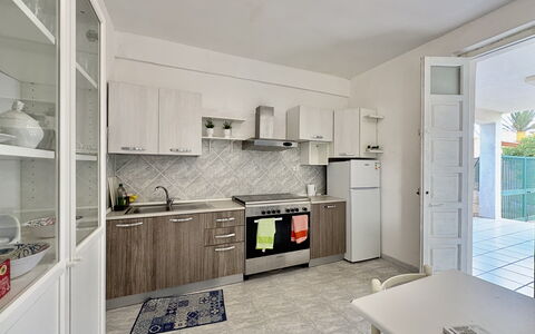 Villa Franca: Cuisine, Principaux Appliance, Appareil De Cuisine, Comptoir, Sol, Meubles, Sol, Design Intérieur, Cabinetry, Électroménager