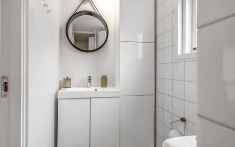 Eike - from the Sea: Mur, Design Intérieur, Sol, Luminaire Plomberie, Lavabo, Sol, Évier, Armoire De Toilette, Robinet, Salle De Bains