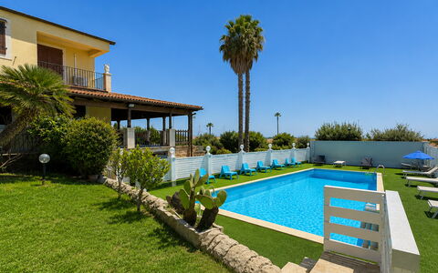 Villa Patrizia: Bleu, Piscine, Recours, Eco Hôtel, Biens, Hacienda, Ombre, Loisir, Villa