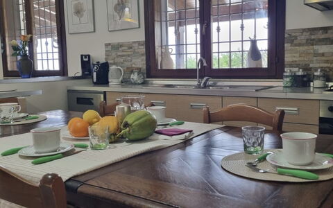 Villa Patrizia: Meubles, Design Intérieur, Bois, Table, Sol, Table Cuisine Et Salle A Manger, Chaise, Salle À Manger, Comptoir, Vaisselle