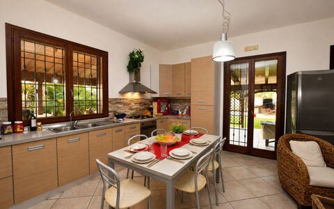 Villa Patrizia: Meubles, Design Intérieur, Cuisine, Sol, Comptoir, Chaise, Bois, Table Cuisine Et Salle A Manger, Table, Domicile