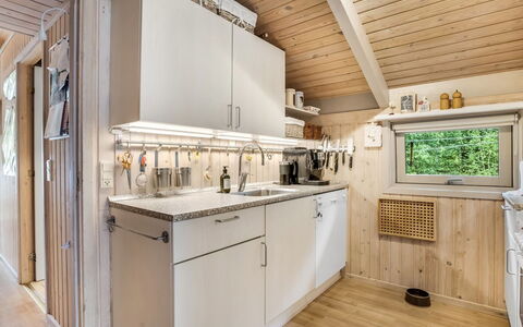 Pia - 685M from the Sea: Cuisine, Bois, Comptoir, Plafond, Principaux Appliance, Design Intérieur, Sol, Domicile, Cabinetry, Appareil De Cuisine