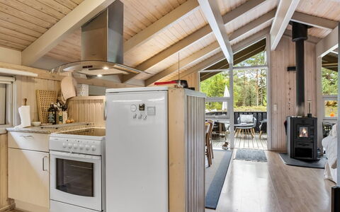 Pia - 685M from the Sea: Bois, Cuisine, Plafond, Sol, Design Intérieur, Domicile, Sol, Meubles, Pièce, Principaux Appliance