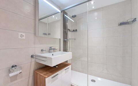 Les Ambassadeurs B 3: Salle De Bains, Luminaire Plomberie, Sol, Design Intérieur, Sol, Lavabo, Armoire De Toilette, Évier, Robinet, Miroir