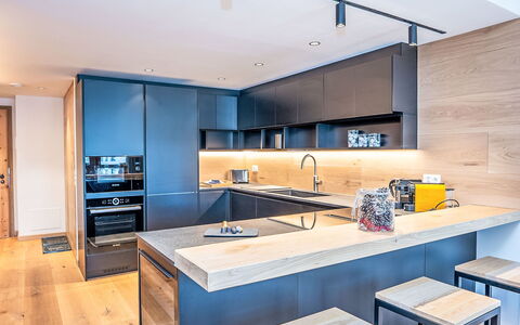 Chesa Zentrum 10B: Cuisine, Meubles, Comptoir, Design Intérieur, Sol, Appareil De Cuisine, Cabinetry, Sol, Bois, Plafond