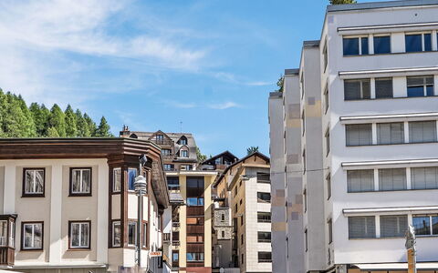 Chesa Zentrum 10B: Bâtiment, Jour, Fenêtre, Appartement, Ville, Architecture, Zone Urbaine, Zone Résidentielle, Quartier, Façade