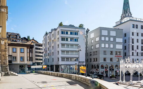 Chesa Zentrum 10B: Bâtiment, Jour, Fenêtre, Ville, Zone Urbaine, Ville, Façade, Quartier, Architecture, Espace Public