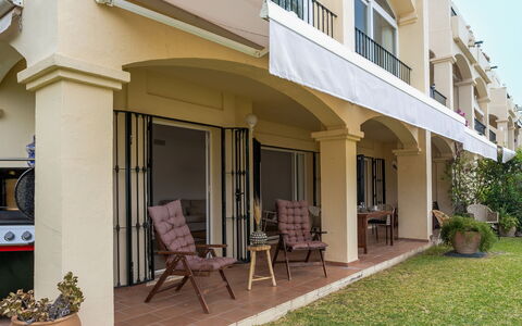 La Quinta Hills: Balcon, Ombre, Tache De Bois, Structure En Plein Air, Mobilier De Jardin, Porche, Chaise, Villa, Plante D'Appartement, Hacienda