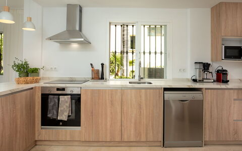 La Quinta Hills: Cuisine, Comptoir, Appareil De Cuisine, Cabinetry, Design Intérieur, Meubles, Sol, Principaux Appliance, Bois, Électroménager