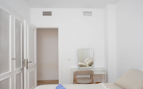 La Quinta Hills: Mur, Meubles, Bois, Design Intérieur, Sol, Sol, Chambre, Pièce, Domicile, Lit