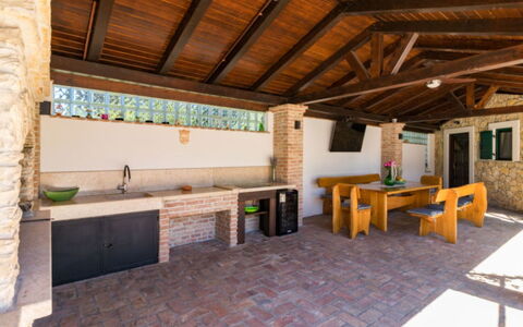 Villa Dominique: Plafond, Ombre, Comptoir, Recours, Chaise, Cuisine, Tache De Bois, Brique, Tuile, Structure En Plein Air