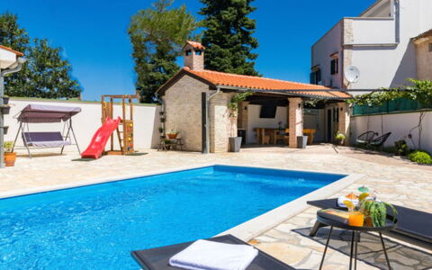 Villa Dominique: Piscine, Recours, Mobilier De Jardin, Loisir, Eco Hôtel, Chaise, Parapluie, Biens, Ombre, Patio