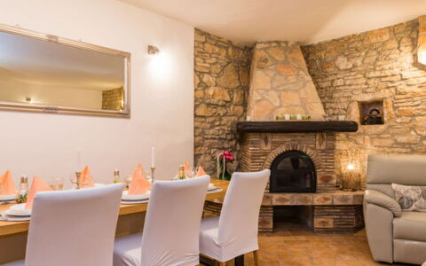 Villa Dominique: Meubles, Design Intérieur, Plafond, Pièce, Sol, Éclairage, Sol, Domicile, Table, Luminaire