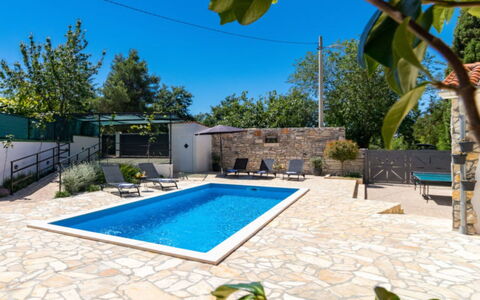 Villa Dominique: Recours, Piscine, Dalle, Mobilier De Jardin, Ombre, Eco Hôtel, Chaise, Villa, Parapluie, Hôtel