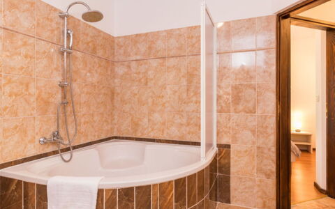 Villa Dominique: Salle De Bains, Baignoire, Sol, Luminaire Plomberie, Design Intérieur, Sol, Plomberie, Plafond, Robinet, Marron